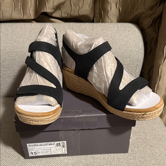 Abeo Riviera Black and Tan Wedge Sandals 9.5